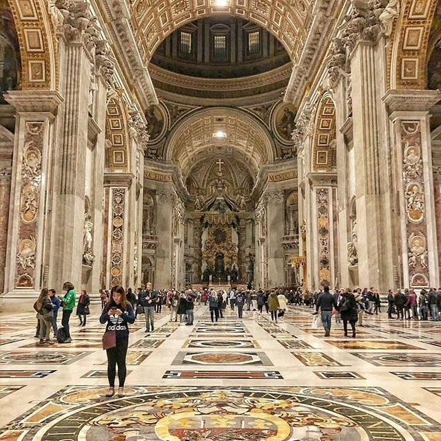 Interior da Basílica de São Pedro em Roma