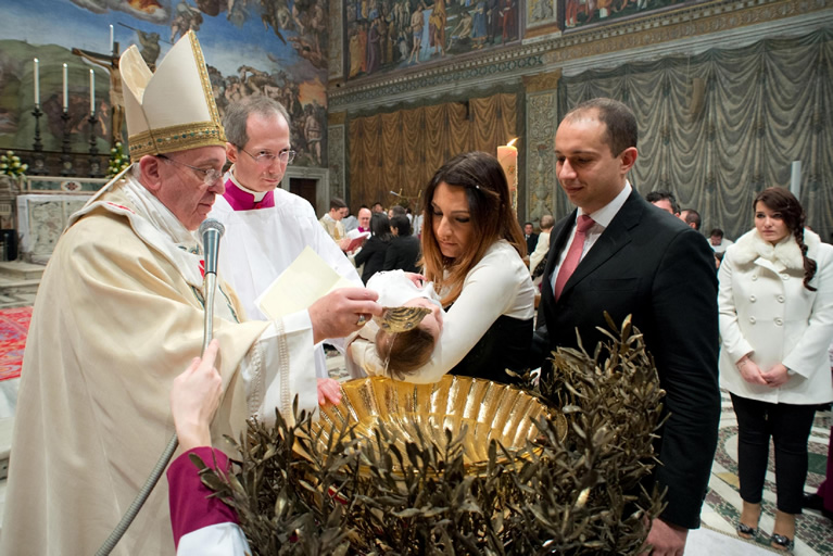 Un battesimo celebrato da Papa Francesco nella Capela Sistina
