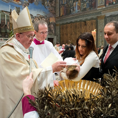 Um batismo celebrado pelo Papa Francisco na Capela Sistina