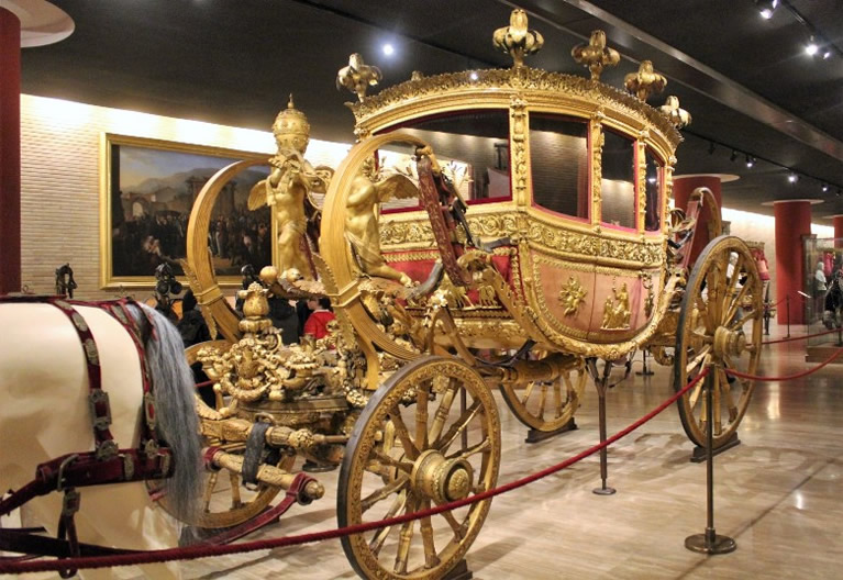El Pabellón de las Carrozas en los Museos Vaticanos en Roma