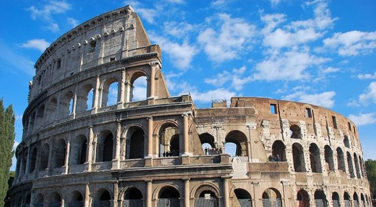 Exterior do Coliseu em Roma