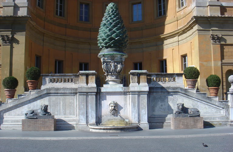 A pinha no Pátio da Pinha nos Museus do Vaticano em Roma