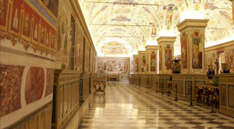 Interior da Galeria de Mapas Geográficos nos Museus do Vaticano em Roma