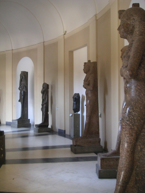 Uma sala no Museu Egípcio Gregoriano nos Museus do Vaticano em Roma