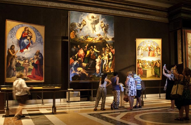 Interior da Pinacoteca do Vaticano nos Museus do Vaticano em Roma