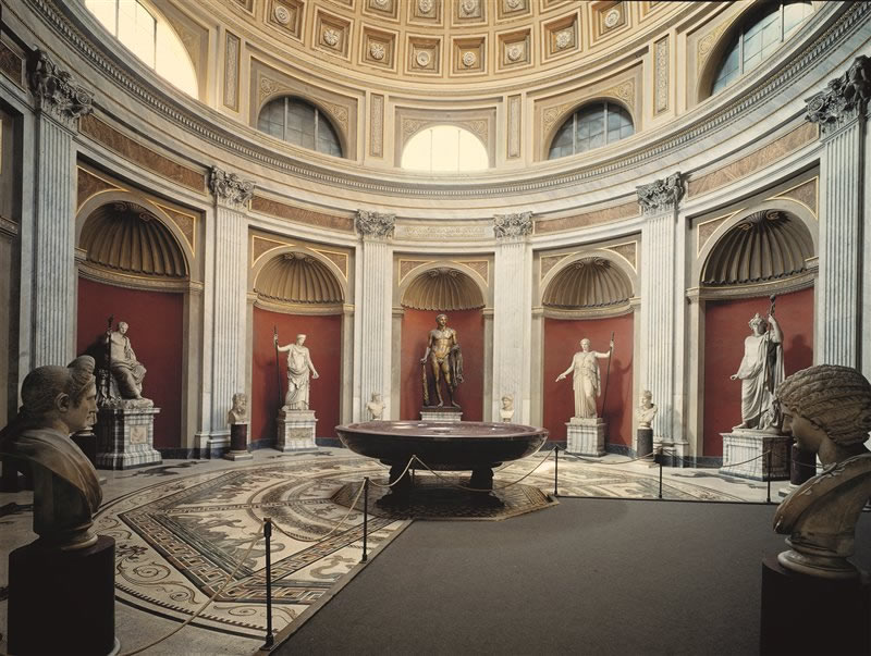 Uma sala no Museu Pio-Clementino nos Museus do Vaticano em Roma