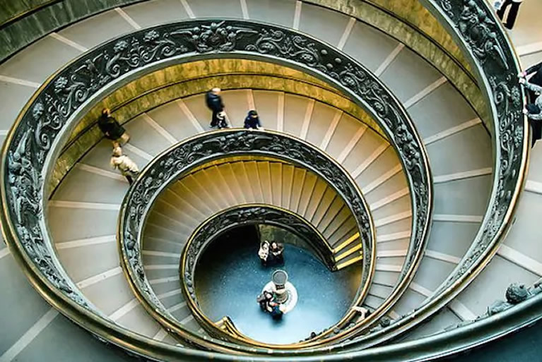 As escadas helicoidais em espiral dupla nos Museus do Vaticano em Roma
