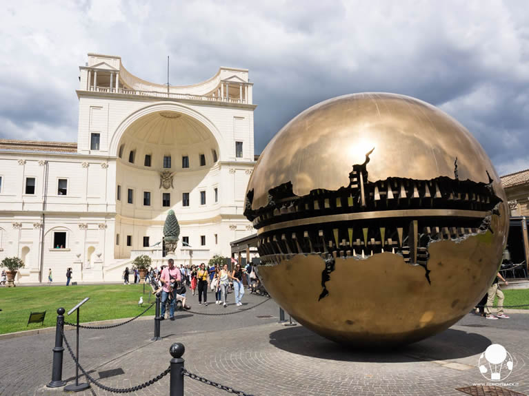 Esfera dentro da esfera de Pomodoro no Pátio da Pinha nos Museus do Vaticano em Roma